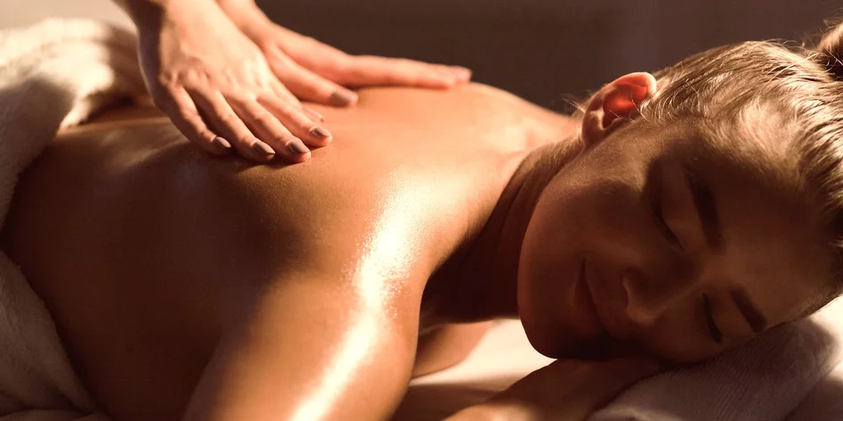 Zdravotní či relaxační masáž zad nebo lymfatická masáž nohou