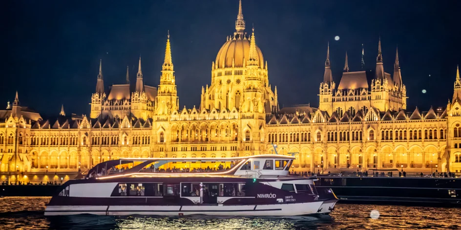 Vyhlídková plavba Budapeští, koktejly i folklorní hudba