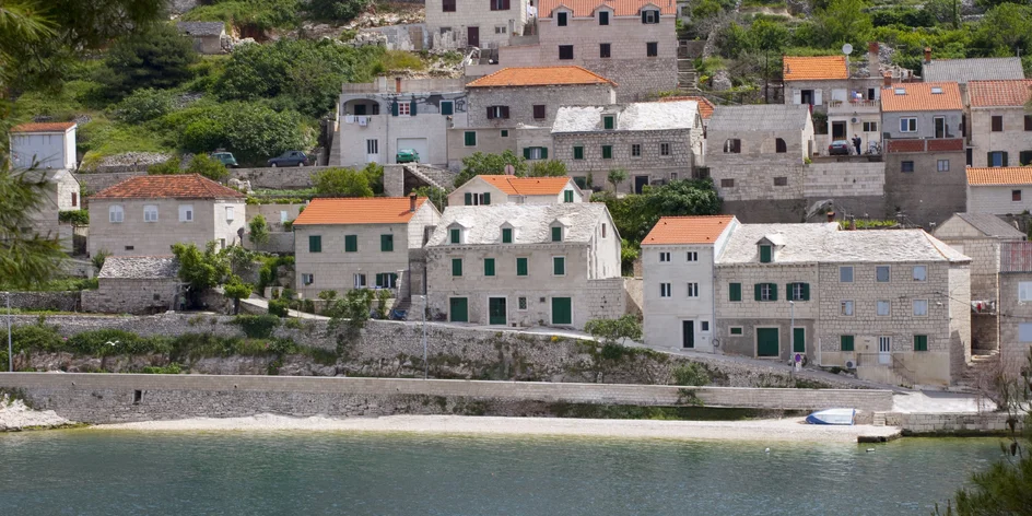 Kamenný domek u moře na chorvatském ostrově Brač