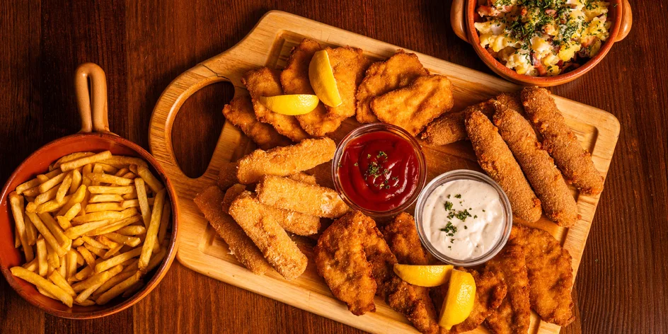 Smažené prkno: 600 g masa, sýrové tyčinky i přílohy