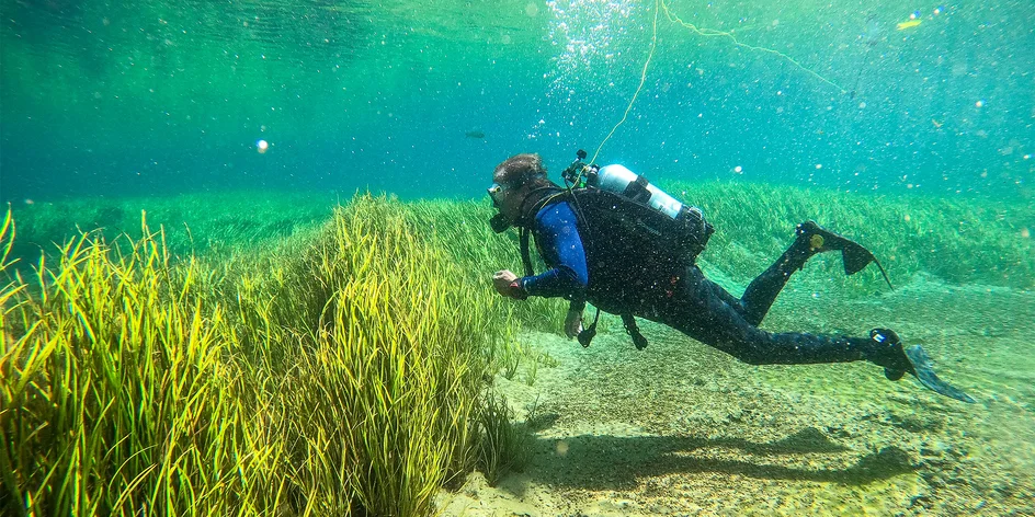 Zkušební ponor v přírodním lomu s instruktorem