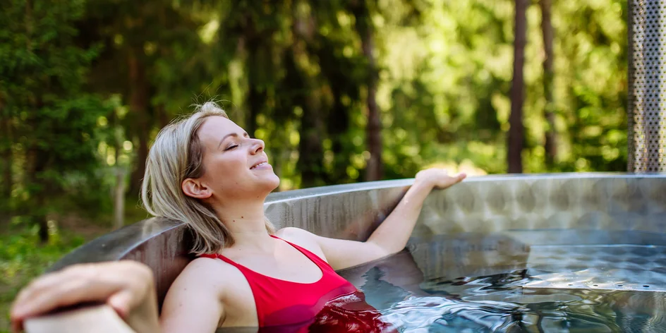 Wellness pod širým nebem: Tipy na pobyty s venkovní vířivkou a saunou