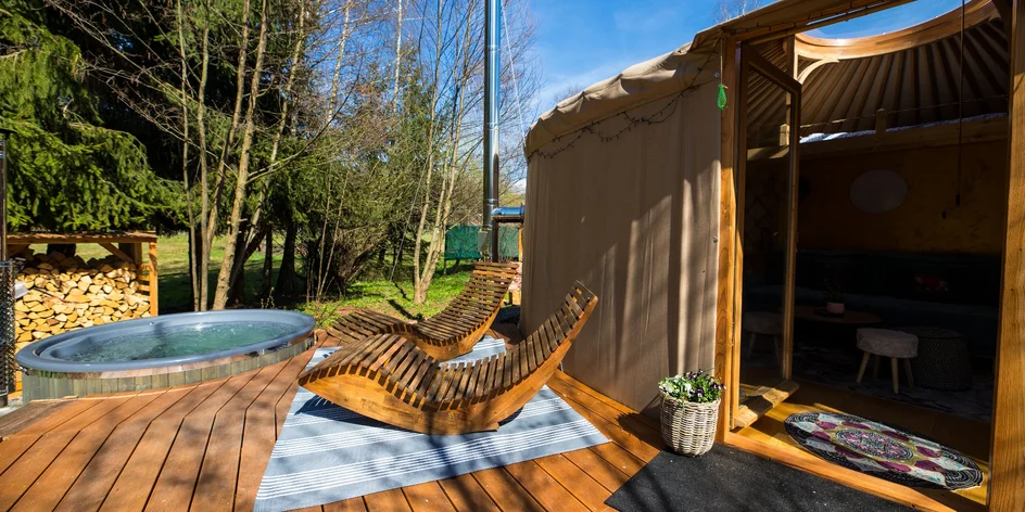 Moderní jurta v pastvinách: sauna, vířivka i snídaně