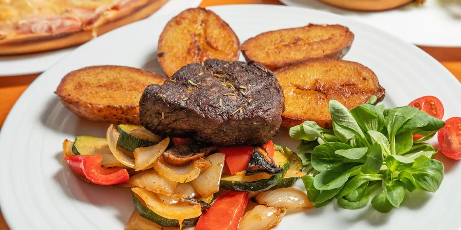 Tříchodové menu pro dva: steak ze svíčkové i víno