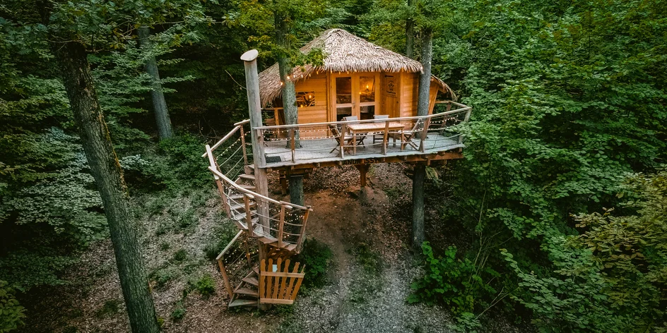 Domečky na stromě s výhledem na hrad Krásna Hôrka