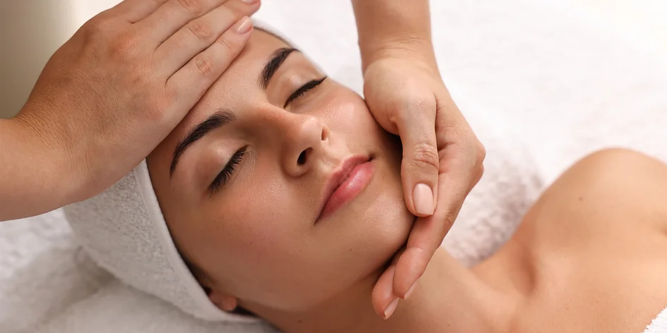 Manuální lifting obličeje: zpevnění a vyhlazení vrásek