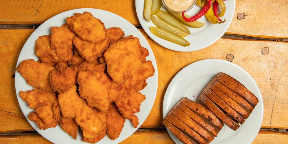 Kilo kuřecích řízků s hranolky i se 4 pivy