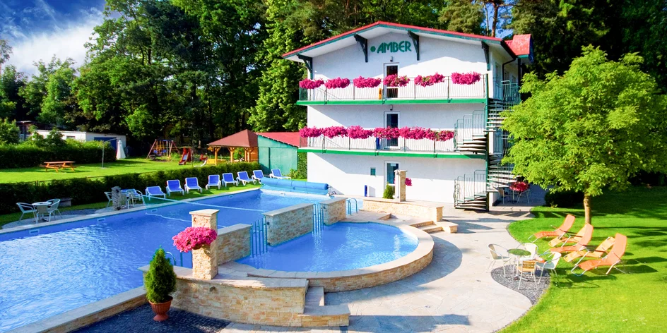 Rodinná dovolená u Baltu: bazén, pláž i velké hřiště