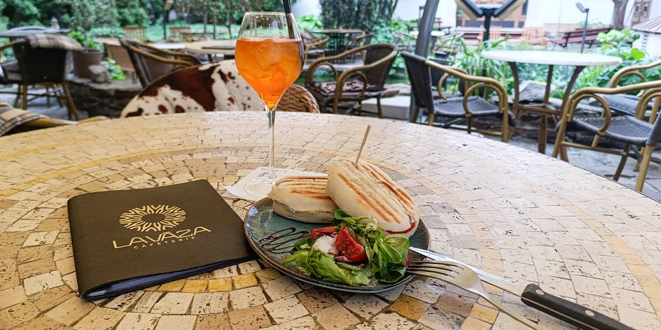 Večerní drink v centru Brna: aperol nebo gin&tonic i panini