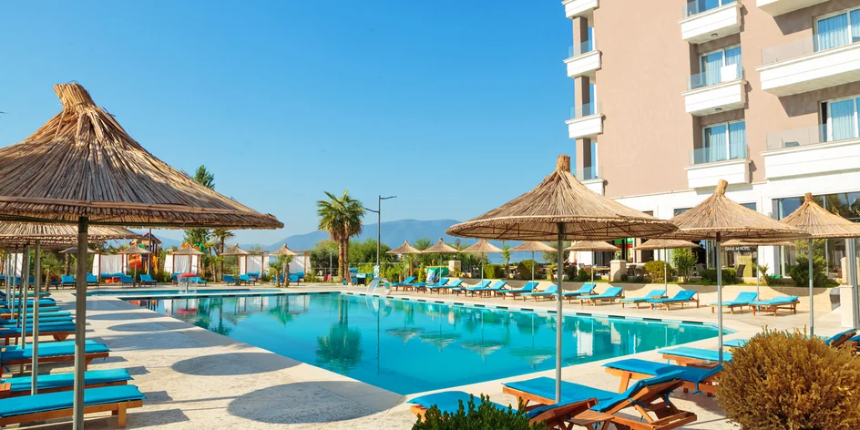 Albánie: 4* hotel přímo u moře se snídaní či polopenzí