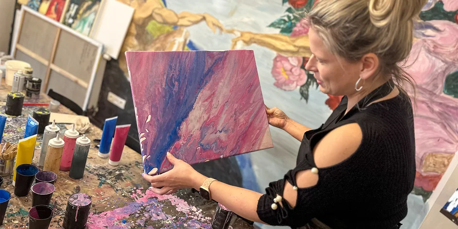 Workshopy malování: fluid art, inkousty i pryskyřice