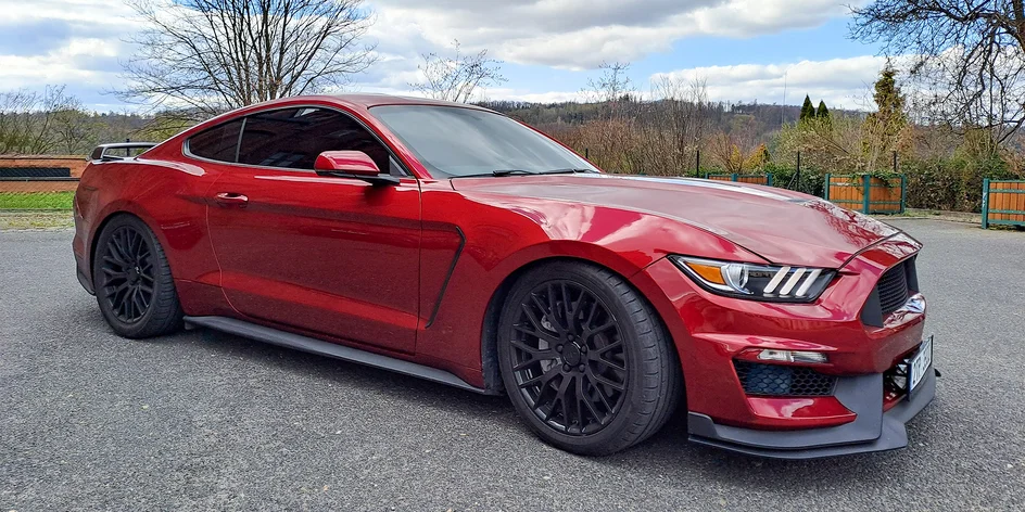 Jízda Fordem Mustang GT 500: jako řidič či spolujezdec