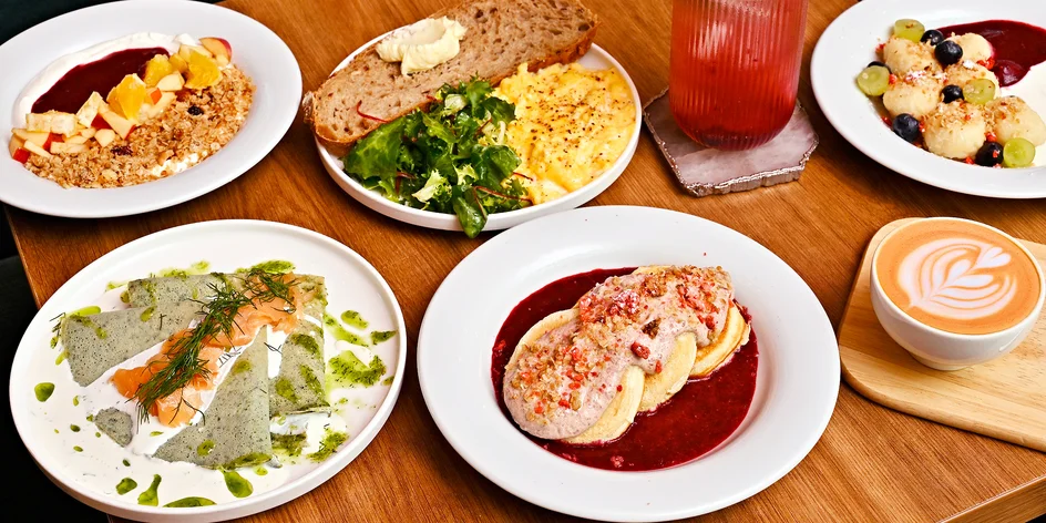 Snídaně v Corner Stories: vajíčka, lívance i nápoje