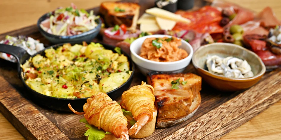 Prkno plné tapas v novém bistru na Míráku pro dva