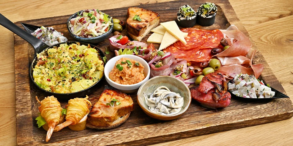 Prkno plné tapas v novém bistru na Míráku pro dva