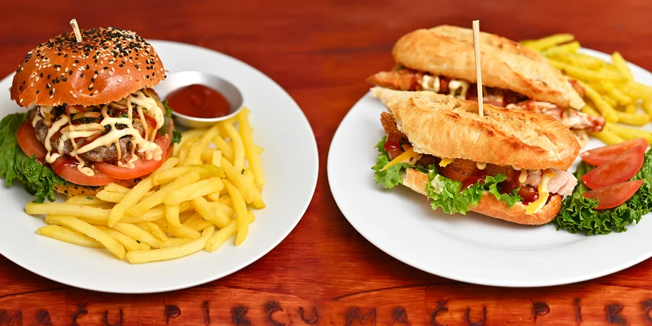 Peruánský burger nebo sendvič a hranolky