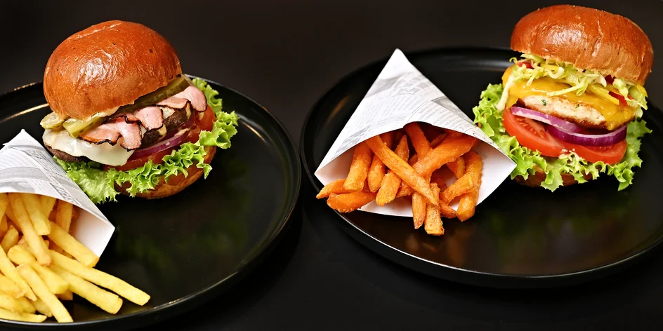 Burger s hovězím či kuřecím i příloha dle výběru