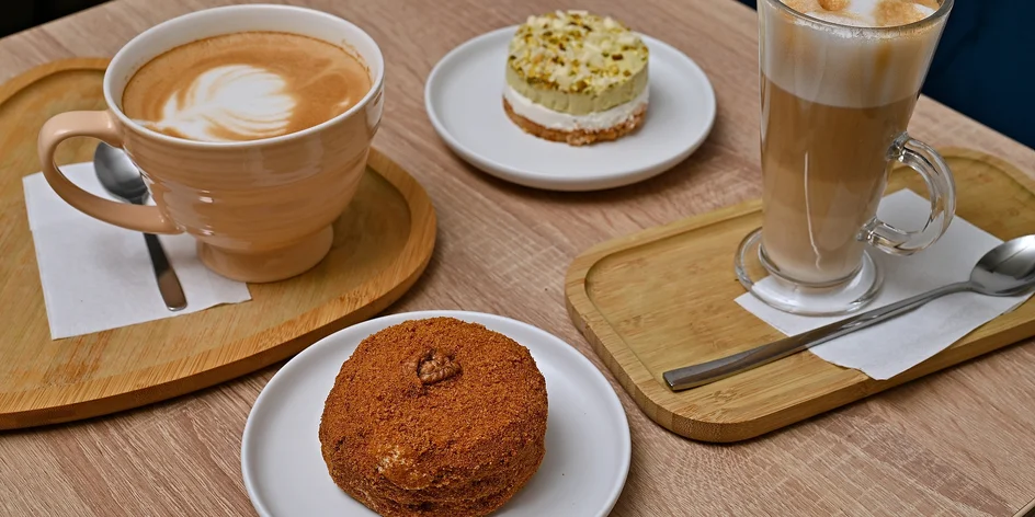 Nápoj a dort dle výběru: Red Velvet, medovník a další