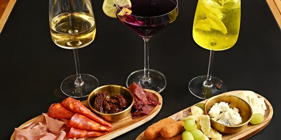 Víno nebo koktejl včetně tapas dle výběru pro 2 osoby