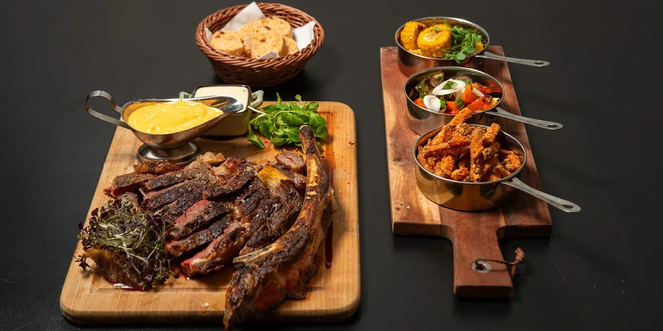 Hovězí Tomahawk a mnoho druhů příloh pro 4 osoby