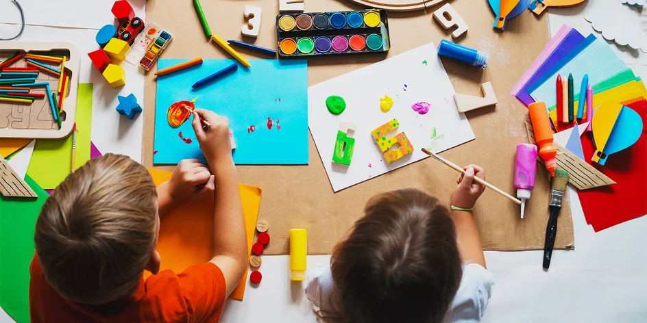 Work and Play: zábavný program pro děti, klubovna pro rodiče