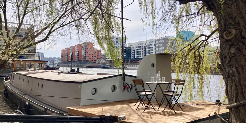 Hausbót na Vltavě v Holešovicích až pro 8 osob