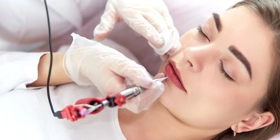Permanentní make-up obočí nebo rtů