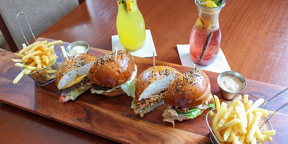 Burger, hranolky a limonáda pro 1 nebo 2 osoby