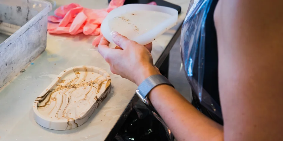 Workshop výroby jesmonite svícnu a tácku vč. čajových svíček