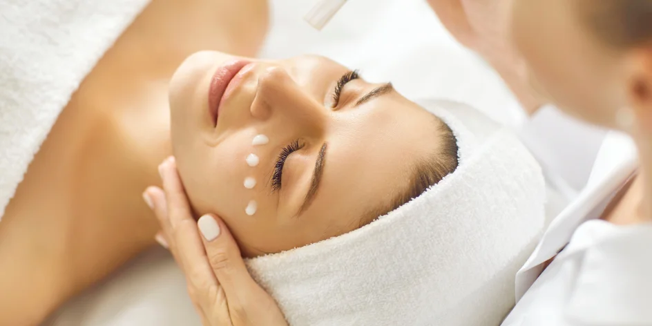 Kosmetické čištění pleti, mikrojehličkování či peeling