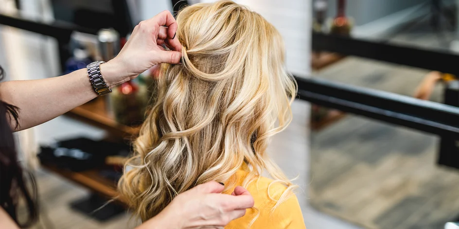 Perfektní účes: foukaná i barvení nebo melír