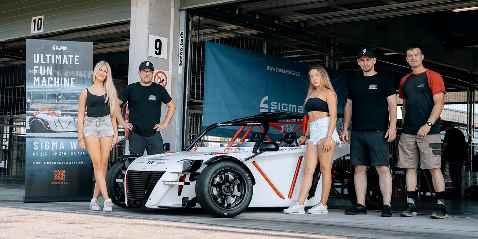 Z 0 na 100 za 3,9 s: řidič i spolujízda v supersportu Sigma