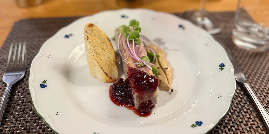 Čtyřchodové menu s vínem v restauraci La Cave