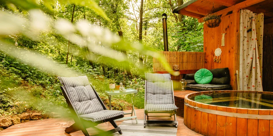 Relax v jurtě u Dvora Králové: koupací sud, sauna