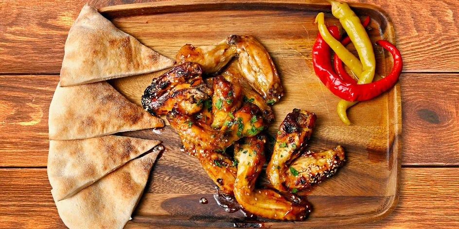 Pečená kuřecí křídla s pizza chlebem pro 1 i 2 osoby