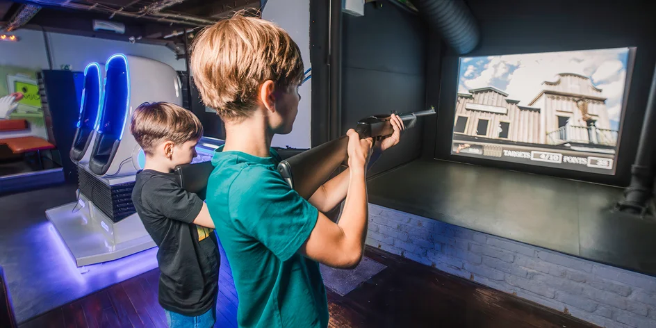 90 min. v herním centru: 9D kino, VR Machine Gun, simulátor