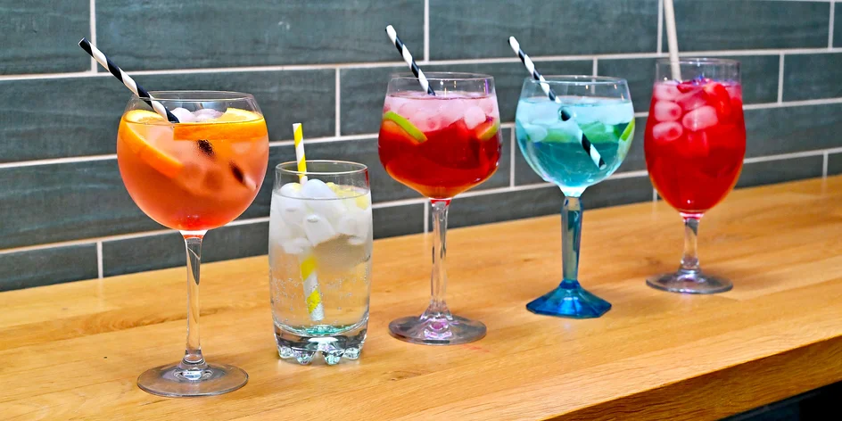 1 nebo až 4 míchané drinky v srdci Karlína