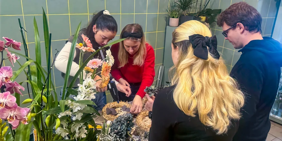 Skupinové i individuální kurzy vázaní květin