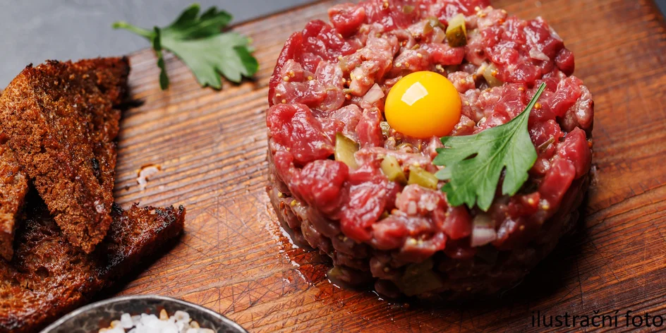 Tatarák ze svíčkové s topinkami v historické krčmě