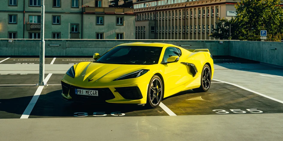 Nadupaný Chevrolet Corvette C8: spolujízda i řízení