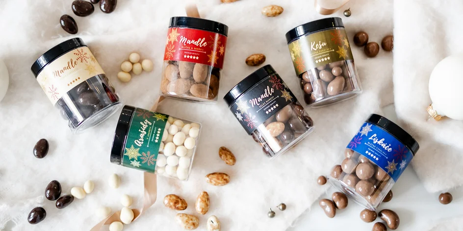 Vánoční dózy s oříšky: arašídy, kešu i mandle v čokoládě