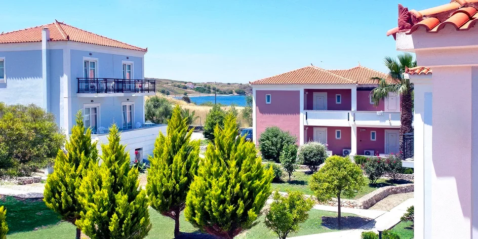 Ostrov Lesbos letecky: 3* hotel u pláže, jídlo i bazén