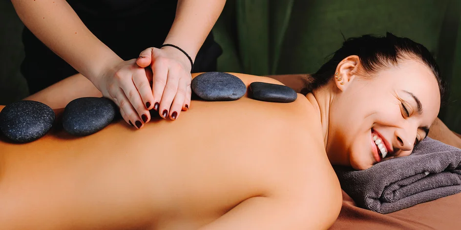 Přístrojová a manuální lymfodrenáž nebo lávové kameny