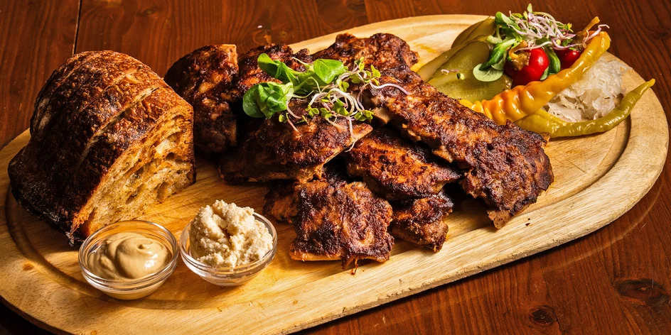 Vepřová BBQ žebra nebo koleno s přílohami a chlebem