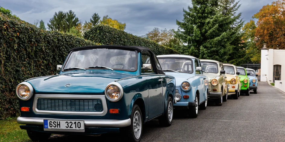 Trabant na 3 hod. a model Trabanta na památku
