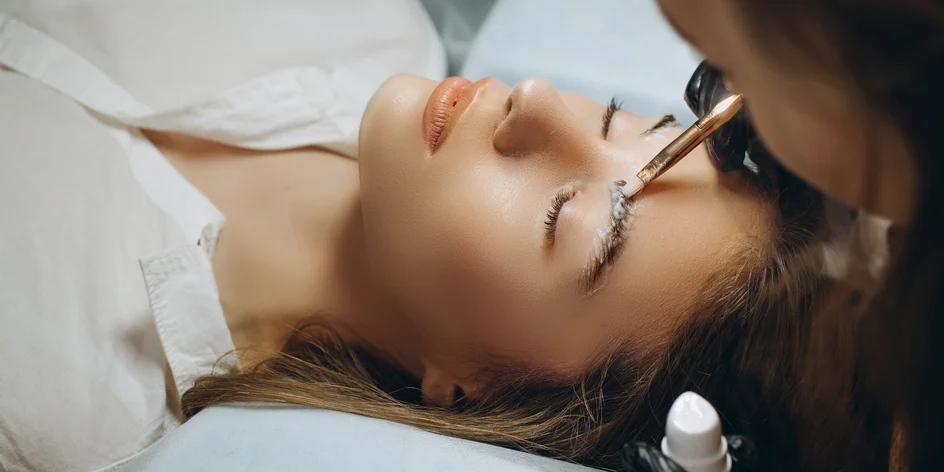 Lash lifting řas i laminace obočí včetně barvení