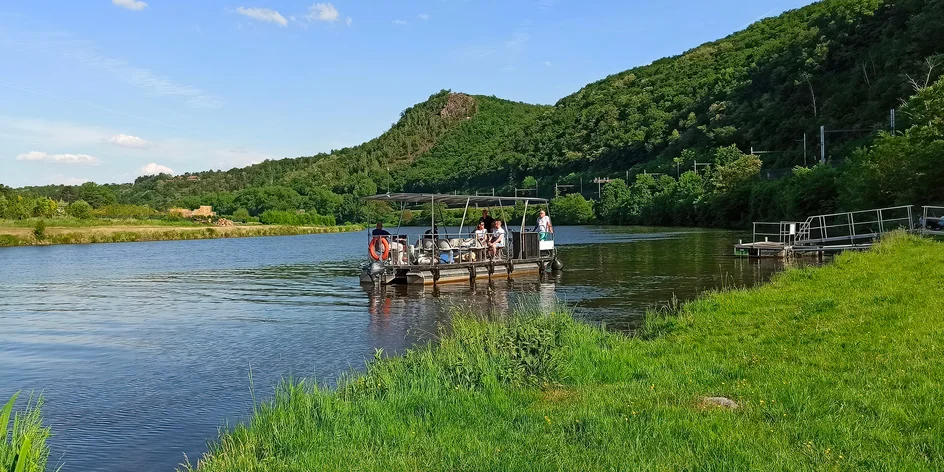 Hodinová plavba po Vltavě z Úholiček až pro 10 osob