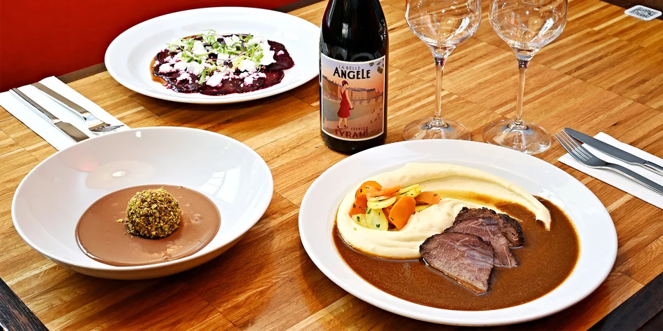 Tříchodové menu pro dva: carpaccio, líčka a dezert