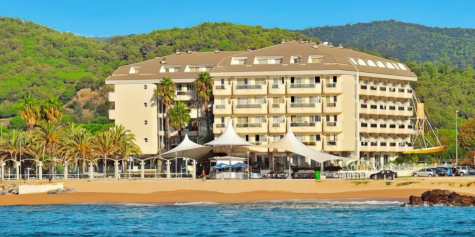 Costa Brava letecky: 4* hotel s bazénem a polopenzí