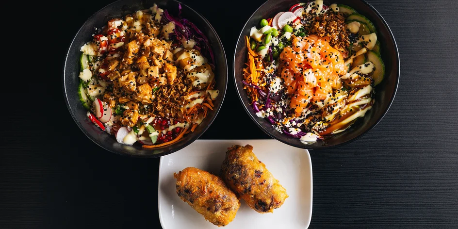 Poke bowl dle výběru a jarní závitek: 1-2 osoby